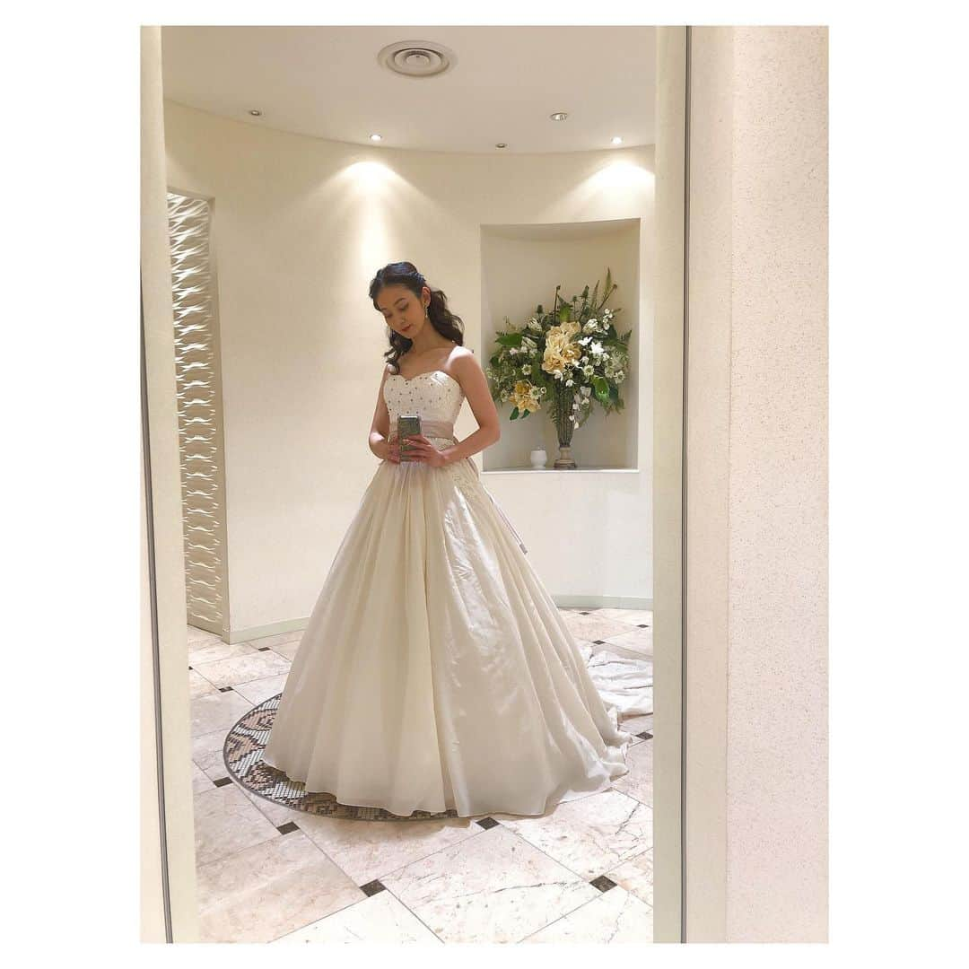 川辺優紀子さんのインスタグラム写真 - (川辺優紀子Instagram)「【ヒルトン東京ベイ】 @hiltontokyobaywedding  @hiltontokyobay   BIGブライダルフェアにて✨ 今回もお声がけくださりありがとうございました😊  模擬挙式、模擬披露宴を通してヒルトン東京ベイでのブライダルをイメージして頂けましたら幸いです💓  演出も素敵だし、担当のスタッフさん達もとても明るくて幸せな気持ちになりました💕  そしてお衣装！ 東衣装展さん @azuma_dress  ほんとため息でるドレスばっかり🥹✨  #ヒルトン東京ベイ #ヒルトン #hilton #hiltontokyobay #東衣装店  新郎モデル @jojojojo0201   #ブライダル #花嫁 #ブライダルモデル#ウエディングドレス#ウエディングフォト#ウエディングヘア#花嫁ヘア#マーメイドドレス#ブライダルアクセサリー#ブライダルヘアメイク」1月17日 23時09分 - yukiko_kawabe