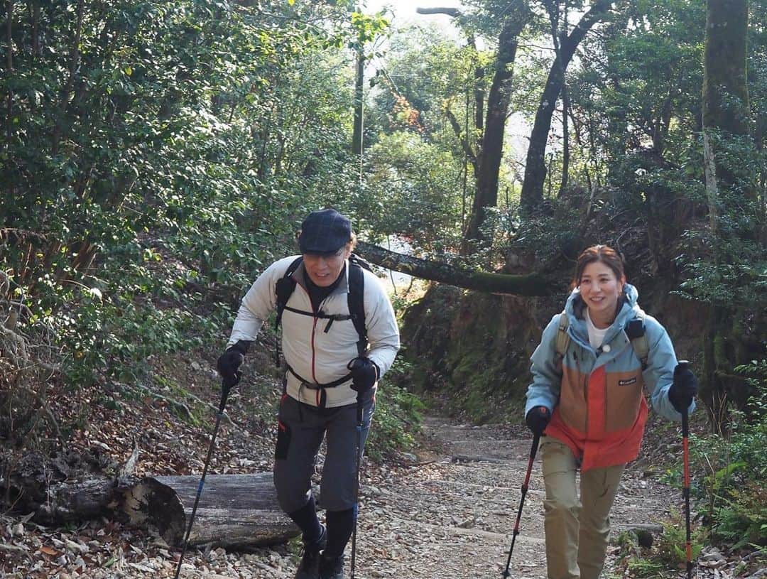 青木愛さんのインスタグラム写真 - (青木愛Instagram)「吉田類さんと京都の愛宕山に登ってきました😊⛰✨ ⁡ 京都出身ですが、愛宕山に登ったのは今回が初めて！ ロケは12月だったんですが、お天気に恵まれて最高の登山日和でした🌞♡ ⁡ 登りながら愛宕山の歴史も学べて、すごく勉強になりましたよ🥸🤓 ⁡ 類さんがめちゃくちゃ元気なので、類さんが普段やってる腹筋を聞いて、最近それを実践してます🤸🏼‍♀️笑笑 私もいつまでも健康でいよう！✨ ⁡ 最後は美味しいお酒で乾杯🍶♡ 体を動かしたあとのお酒はやっぱり格別ですね♡ ⁡ 明日1月18日(水) 12:20〜12:43 NHK『吉田類のにっぽん百低山』 ⁡ お時間ありましたら、是非ご覧ください🫶🏻」1月17日 23時10分 - aiaoki_official
