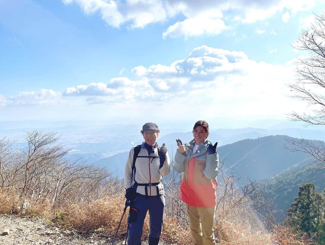 青木愛さんのインスタグラム写真 - (青木愛Instagram)「吉田類さんと京都の愛宕山に登ってきました😊⛰✨ ⁡ 京都出身ですが、愛宕山に登ったのは今回が初めて！ ロケは12月だったんですが、お天気に恵まれて最高の登山日和でした🌞♡ ⁡ 登りながら愛宕山の歴史も学べて、すごく勉強になりましたよ🥸🤓 ⁡ 類さんがめちゃくちゃ元気なので、類さんが普段やってる腹筋を聞いて、最近それを実践してます🤸🏼‍♀️笑笑 私もいつまでも健康でいよう！✨ ⁡ 最後は美味しいお酒で乾杯🍶♡ 体を動かしたあとのお酒はやっぱり格別ですね♡ ⁡ 明日1月18日(水) 12:20〜12:43 NHK『吉田類のにっぽん百低山』 ⁡ お時間ありましたら、是非ご覧ください🫶🏻」1月17日 23時10分 - aiaoki_official