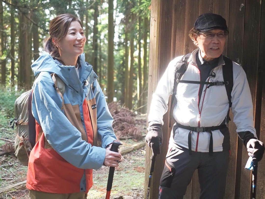 青木愛のインスタグラム：「吉田類さんと京都の愛宕山に登ってきました😊⛰✨ ⁡ 京都出身ですが、愛宕山に登ったのは今回が初めて！ ロケは12月だったんですが、お天気に恵まれて最高の登山日和でした🌞♡ ⁡ 登りながら愛宕山の歴史も学べて、すごく勉強になりましたよ🥸🤓 ⁡ 類さんがめちゃくちゃ元気なので、類さんが普段やってる腹筋を聞いて、最近それを実践してます🤸🏼‍♀️笑笑 私もいつまでも健康でいよう！✨ ⁡ 最後は美味しいお酒で乾杯🍶♡ 体を動かしたあとのお酒はやっぱり格別ですね♡ ⁡ 明日1月18日(水) 12:20〜12:43 NHK『吉田類のにっぽん百低山』 ⁡ お時間ありましたら、是非ご覧ください🫶🏻」