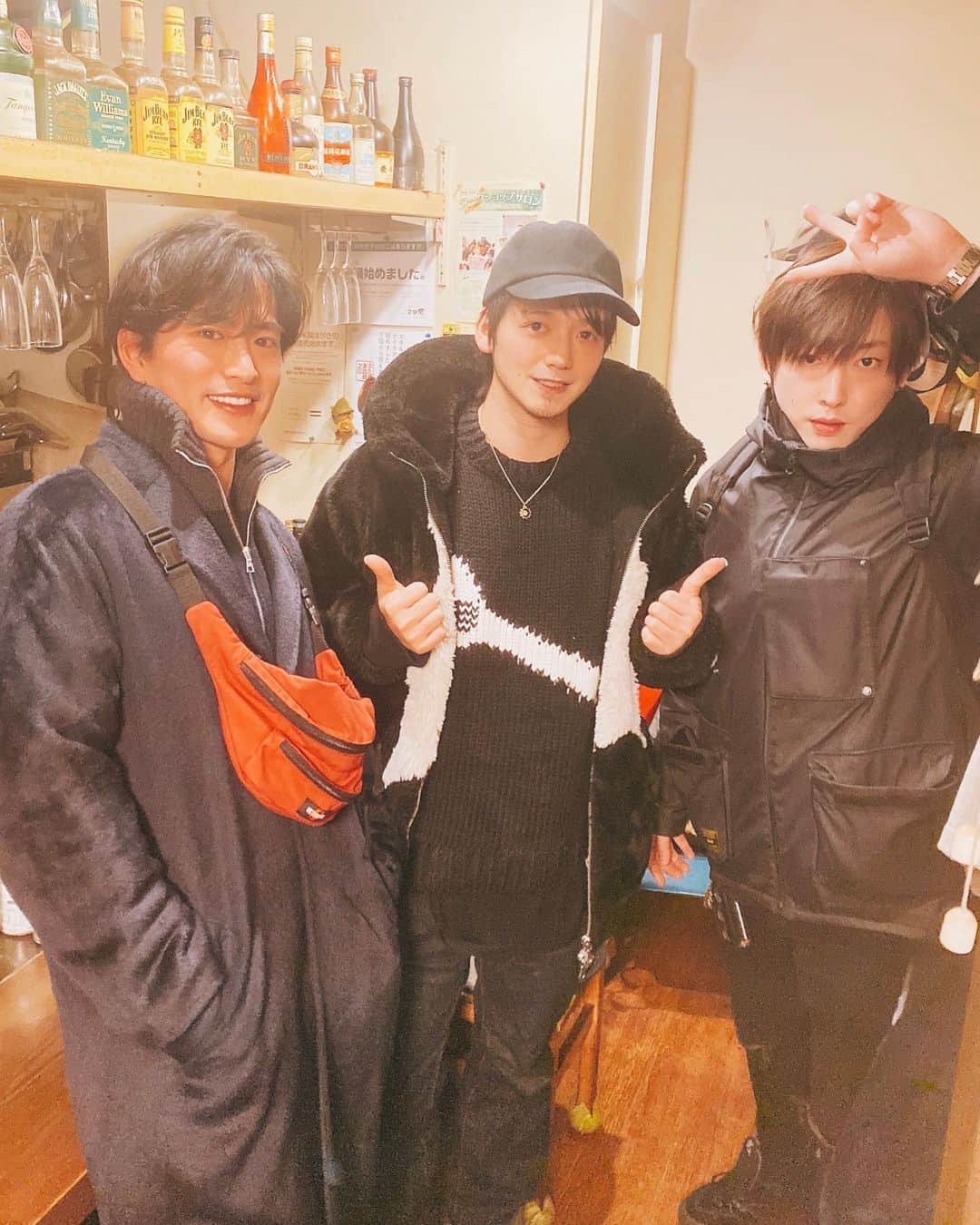 三浦孝太のインスタグラム：「山口賢人と田中啓太 舞台ハイキューで活躍してた2人 2人とも初舞台から知ってる役者の後輩 賢人は昔同じ事務所、啓太は10年前の舞台マケイヌバー以来10年ぶり。2人とも今も顔晴ってて輝いてた！ 久しぶりに会えて良かった😇 役者を離れてから、役者時代の仲間と会わないようにしてた。でも一緒に作品を作った仲間は今でも大切な仲間。今年はいろんな人と会おうと思った！ それと、お店のマスターが仮面ライダー好きでアマゾンズを見てくれてたみたいでこれまた嬉しかった🙈 🙏  #ハイキュー  #イケメンな後輩」