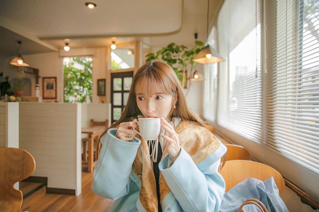平木愛美のインスタグラム：「thank you so much...!!🕊🤍  改めまして。 本当にたくさんの、あたたかいお言葉ありがとうございます！！！🥲💕💕💕  心がほかほか。  お腹の中にいるbabyも幸せものだなぁ。👶🏼🍼✨  👱🏿‍♂️の動画も、そして皆様からのお言葉も、いつか生まれてきて、おっきくなった時に見せたいです。🧡  写真は、リップだけ塗って、なちゅらるにふらっと、だいすきカメラマンさま福ちゃんのご近所へとでかけた日。💛 クリームの乗ったココアが美味しくて幸せ時間☕️ photo by @fukudahitomi610」