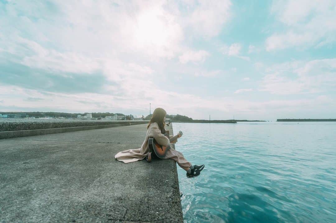 弘松菜摘のインスタグラム：「⁡ またギターと写真撮りたい🎸 ⁡ #portrait」
