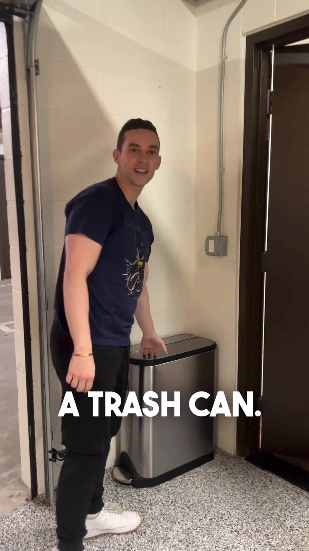 アダム・リッポンのインスタグラム：「People use it, including me 🧻」