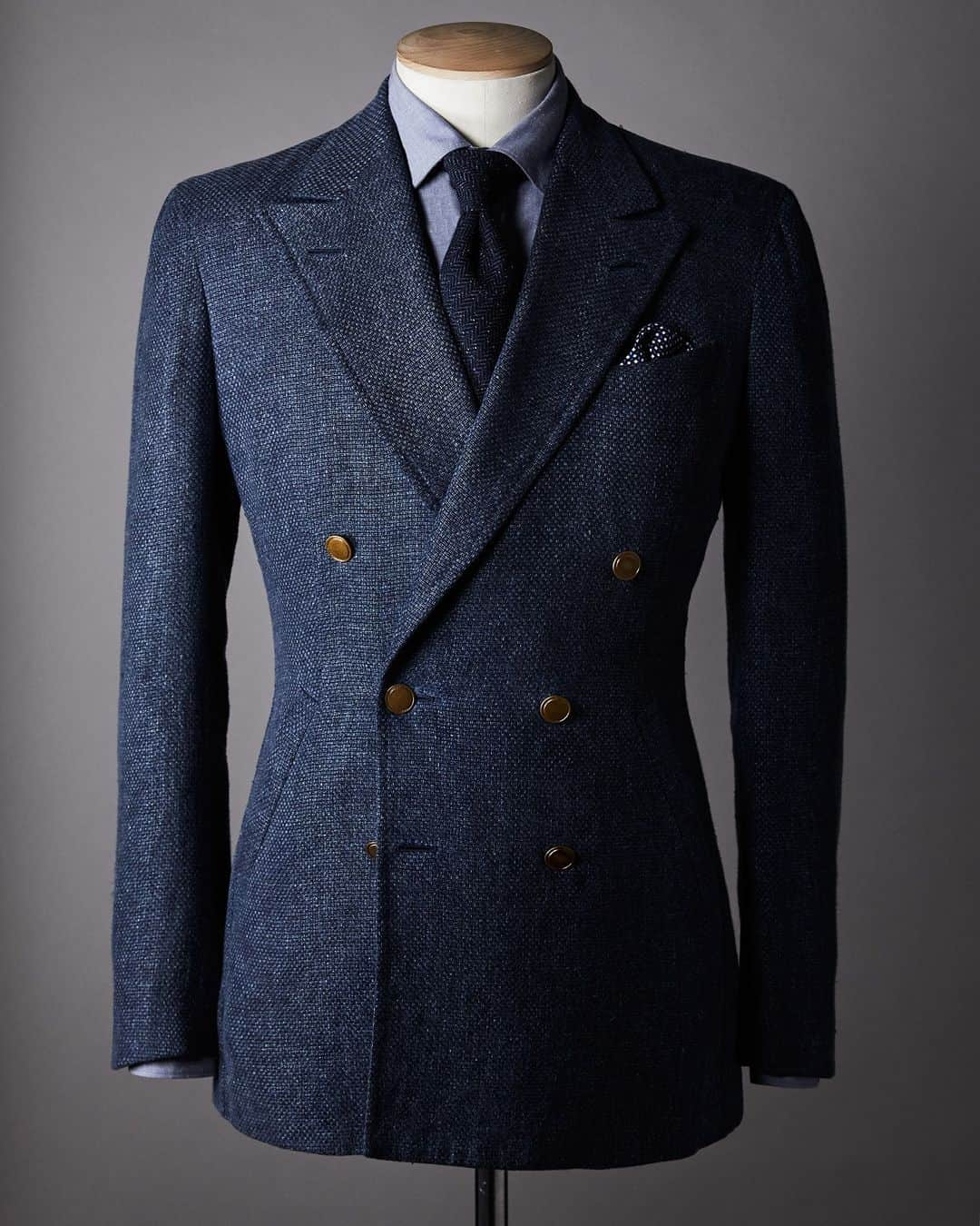 ギーブス&ホークスのインスタグラム：「Bespoke double breasted blazer, unlined and soft construction, detailing inspired by Gieves’ naval heritage. Cloth is a loose weave wool, silk + linen mix」