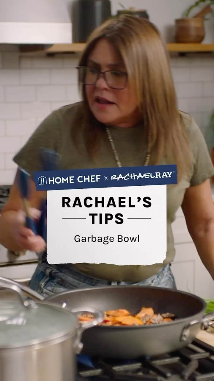 レイチェル・レイのインスタグラム：「Yes…Home-cooked meals require slicing and dicing 🤷🏻‍♀️ but my Garbage Bowl tip makes cleanup a breeze!   When you order my quick + easy recipes from @realhomechef menu, you also get a helpful cooking tip on each recipe card 👌🤓  Order for next week and for a limited time use code ‘RACHAELRAY’ at checkout to receive 16 free meals. Click the link in my bio to get started!」