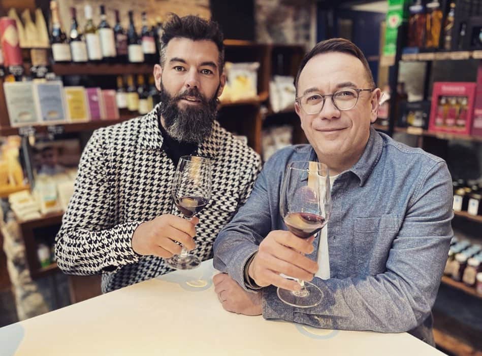 ジョー・レドリーのインスタグラム：「Diwrnod 2 ✅ Mynyddoedd a Gwin 🏔️ 🍷   Day 2 ✅ Mountains and wine 🏔️ 🍷   #IaithArDaith @S4C @s4cdysgucymraeg」