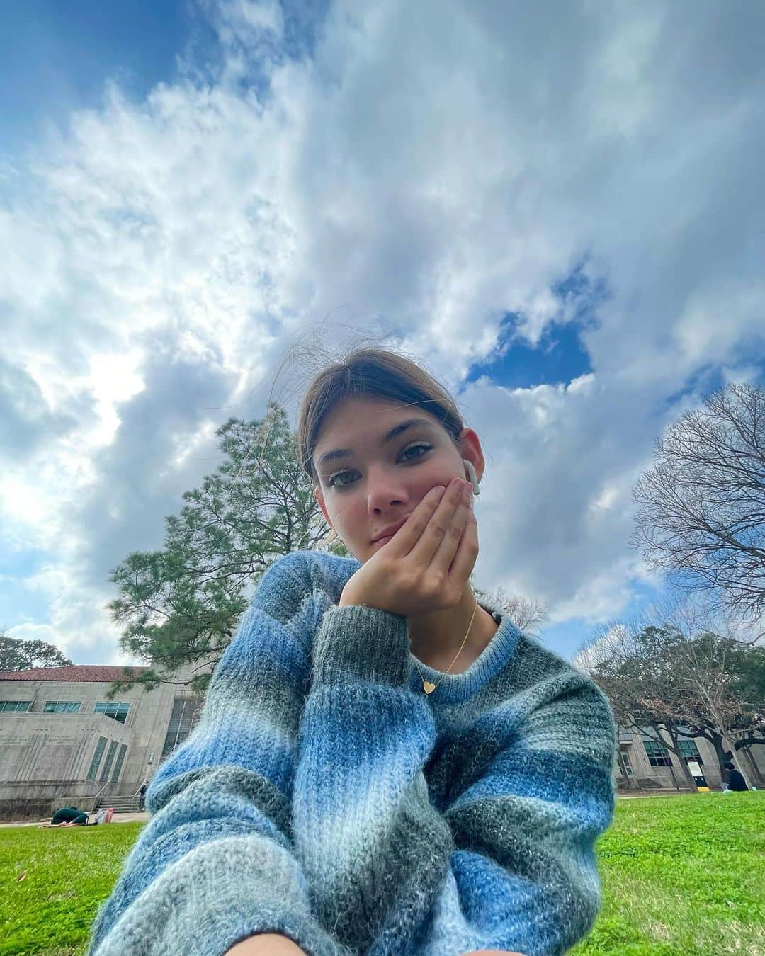 Laneya Graceのインスタグラム：「cloudy dayzzz ☁️」