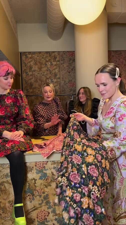のインスタグラム：「Dette var gøy!! Takk til alle som så på, og gratulerer til dere som sikret dere stoff fra @bytimo 👘 Det gikk over all forventning! Vi tar det som et hint om at flere ønsker seg kvalitetsstoffer, og vi skal jobbe med å oppfylle det ønsket🪡Legger ut hele live-sendingen her, for her er det masse interessant å lære om hvordan ByTimo jobber med å utvikle de fantastiske stoffene sine🌟」