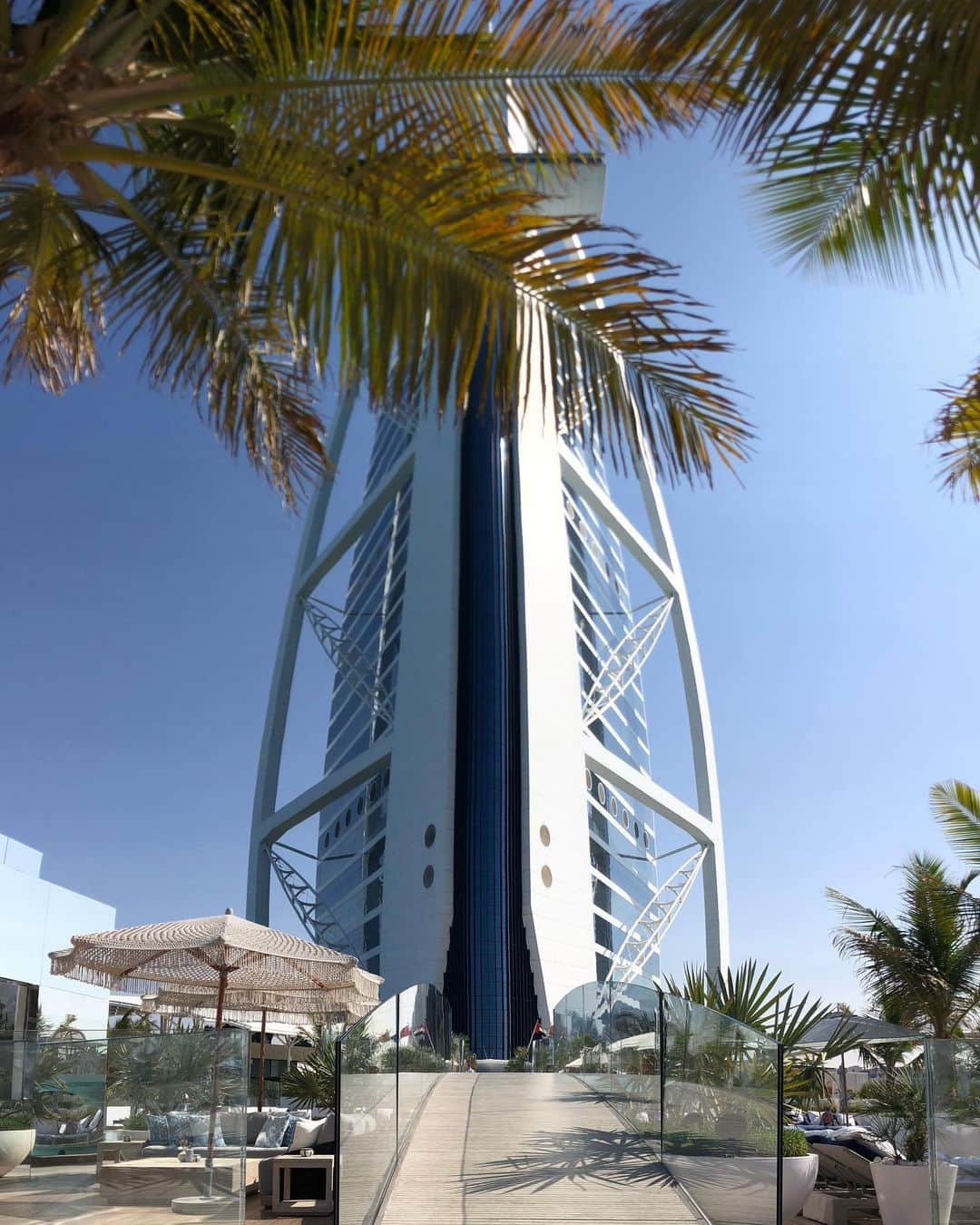 イモージェン・ケアンズのインスタグラム：「SAL ☀️💙 @sal_burjalarab @burjalarab @visit.dubai 🇦🇪」