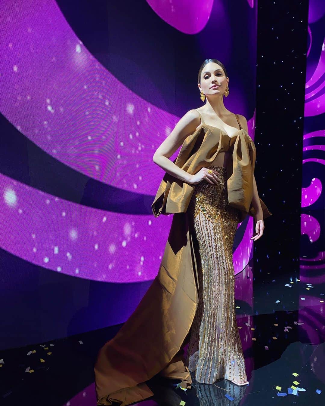 María Gabriela Isler Moralesのインスタグラム：「Como seguimos en esta semana de emociones del @missuniverse a flor de piel ✨… No quiero dejar de agradecerle a dos talentosos diseñadores que me acompañaron para los eventos del certamen con sus creaciones 🫶🏼.   Gracias @claudiafashions @shoppingwithclaudia por tu asesoría y stylist para estos días, y por tu siempre cariño y bonita disposición 💖. (A tu equipo por trabajar un domingo 🫣 y correr conmigo)    Final night dress by @alejandrofajardovnzla  Jewerly by @franvetencourt   Prelims dress by @douglastapiaoficial  Jewerly by @shoppingwithclaudia」