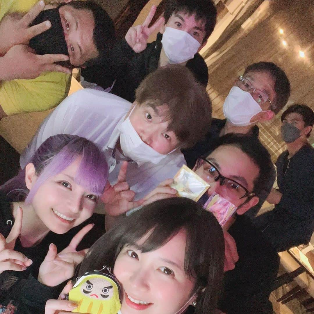 森田真結子さんのインスタグラム写真 - (森田真結子Instagram)「去年、ポーカーで仲良くなった、小林みやひちゃん💜 ポーカー実況が上手くて、ディーラーも出来て、声も素敵で美人でキャラ強くてめちゃすき！ ラスベガス私が行くってなって、ダルマのがま口くれたの〜 ベガスではこれにチップ入れてた❣️  ダーツのイベントにもめちゃ来てくれたんだ〜 みやひちゃんのオリジナルピックピンもあるのだよ🦋‪💜  #小林みやひ」1月18日 8時24分 - mayodarts