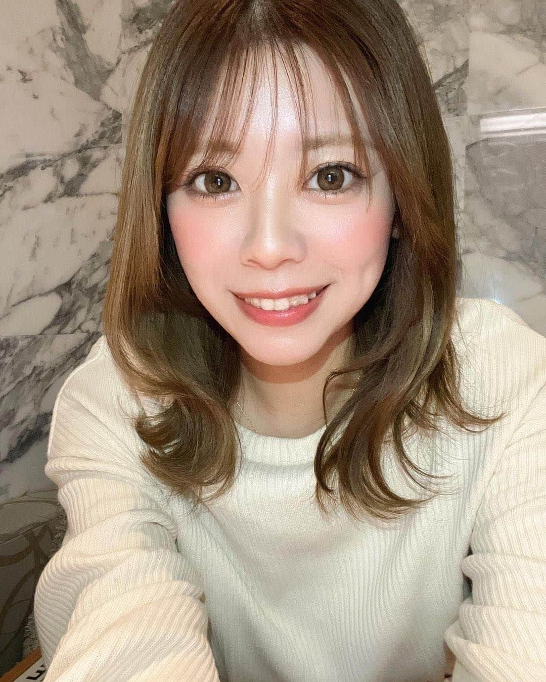 美女naviさんのインスタグラム写真 - (美女naviInstagram)「【美女navi ☻*】えくぼ🫶 * * 今回ご紹介させていただく方は❤️ 若菜まい さん ▶️▷ @w.mai_lamer  * * # Repost . . 1人モナクラス🤭 . . 若菜まい さん のアカウントには 他にも素敵な投稿が(*´﹀`) ぜひ覗いてみてくださいね🧡  * * * 美女navi掲載希望の方は⇒ @bijo_navi ❤️と # 美女navi 、# 美女ナビ タグ付け * 10代限定姉妹アカウント 美少女navi掲載希望の方は⇒ @bishojo_navi 💛と # ビショウジョナビ タグ付け * お願いします✨✨ * * 次回もお楽しみに...😍 * * #ミディアムヘア #巻き髪アレンジ #巻き髪 #ニット女子 #冬コーデ #ヘアケア #カラコン #私服コーデ #自撮り女子 #セルフィー女子 #大人可愛い #えくぼ  #笑顔 #色白女子 #美肌ケア #白ニットコーデ  #お出かけコーデ #休日の過ごし方 #女子力アップ #女子力向上  #ナチュラルメイク #美意識 #美意識向上 #キャバ嬢 #ニュークラ嬢 #すすきのの夜」1月18日 9時00分 - bijo_navi