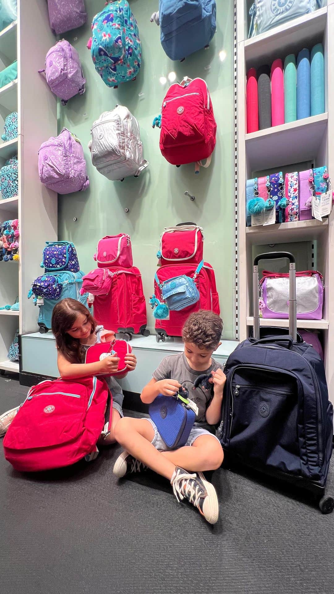Fashion Kidsのインスタグラム：「Quem aí está na contagem regressiva para a volta à aulas? 😅 Nós estamos ansiosos e as crianças mais ainda com a compra dos tão desejados materiais escolares 🖍️📘 A @kiplingbr com seus famosos macaquinhos 🐒 nos convidou para participar da #voltaasaulaskipling e é claro que as crianças amaram 🎒  Uma motivação a mais para voltar à escola com mochila e estojo novos by @kiplingbr 🙌🏼🙈  #kipling #kiplingbr #kipling #voltaasaulas」