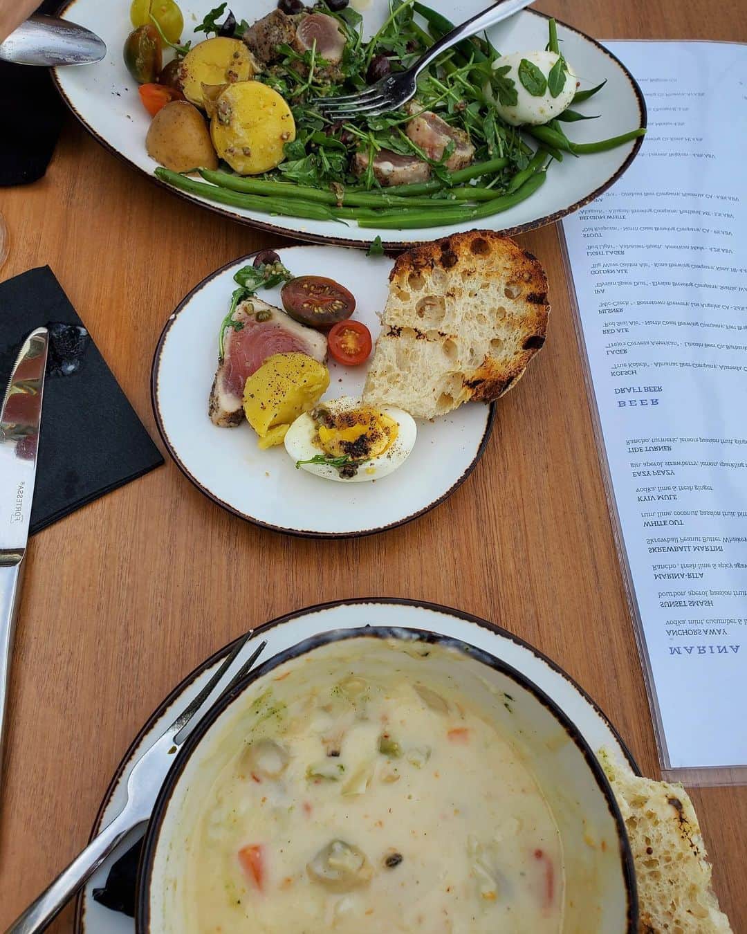 桃井かおりさんのインスタグラム写真 - (桃井かおりInstagram)「昼下がり、仕事終わりにホテル飯～‼️クラムチャウダーとサラダニソワーズ。なんで外ご飯だとこんなに美味しいサラダとスープ😊 #la暮らし」1月18日 9時21分 - kaori_momoi