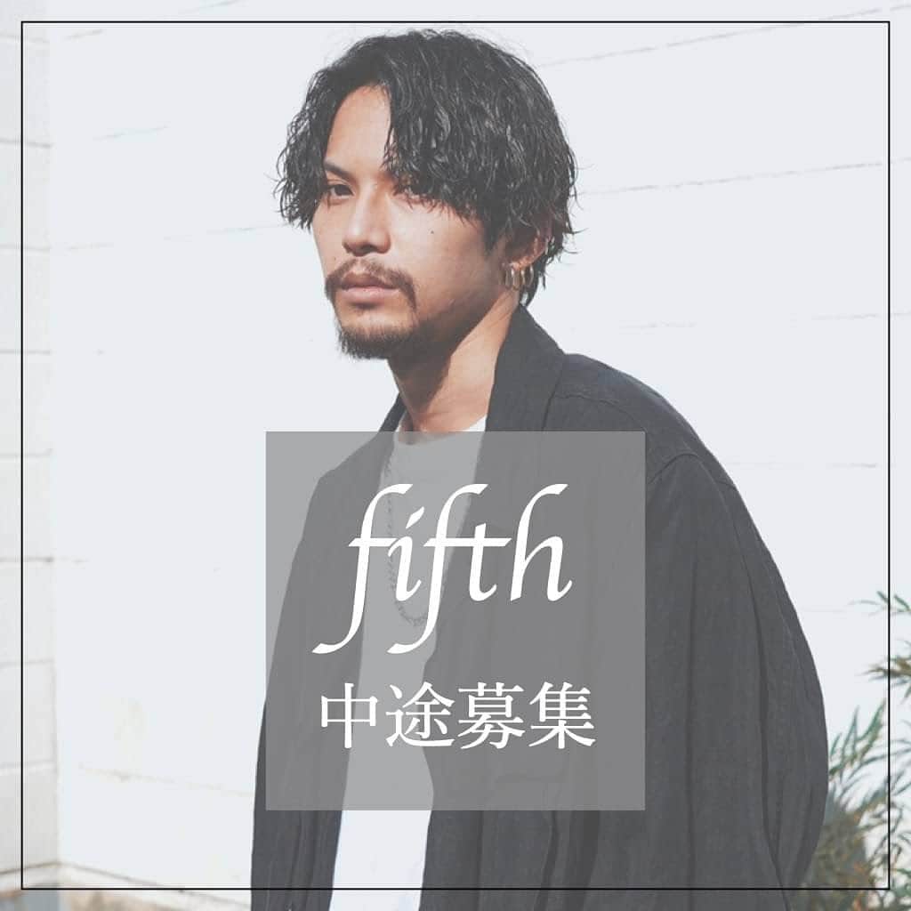 木村允人のインスタグラム：「《入社をご希望する方は、最後までお読みいただけると幸いです》  現在、fifthでは中途スタイリスト・中途アシスタントを募集しております。 今までの実績としては ・HOT PEPPER Beauty 売上ランキング全国1位獲得 ・HOT PEPPER Beauty AWARD SILVER Prize受賞 ・2022年オンラインセミナー、全国セミナー年間20回以上開催 ・フリー入客、月400~500名以上 など、集客マーケティングに特化しつつ、メンズスタイルのニュートレンドを発信するサロンです！  また、給与に関しては、業界最高水準の【対売上給与38%還元】を実現しており、 会社として、スタッフに物心両面の幸福を体現してもらうべく運営しております。  【経営理念】 fifthは、パーマ技術を軸に、若者のヘアトレンドを創り、発信していく メンズブランディングサロンです。  【スタッフ第一主義】【スタッフの自己実現と物心両面の幸福】【スタッフに夢を与え続けられる組織】の3つを経営理念とし、 スタッフ1人ひとりが、ワクワクしながら働ける会社であり、 また、家族や友達など、普段からスタッフを支えてくれる方々も幸せにしていく、そんな会社として在り続けます。  また、2022年にfifthブランドを、名古屋、福岡に出店しておりますので 地方エリアでの勤務を考えている方も、是非ご応募いただけますと幸いです。  【応募方法】 @fifth_cinq_byfifth宛に中途採用応募の旨をDMでお送りください。 その際に現在の勤務状況等記載していただけます幸いです。 履歴書に関しましては、面接日にお持ちください。  【採用フロー】 面接→サロンワーク→最終面談→採用 の流れになりますので宜しくお願い致します。  【サロン見学に関して】 弊社では、希望者のみサロン見学を行っております。 ご希望の方は@fifth_cinq_byfifth宛に、その旨をDMでお送りください。  【給与形態】 《アシスタント》 ・基本給196,150円＋交通費(15,000円まで) ・モデル施術手当あり ・入社6ヶ月後に基本給5,950円UP ・技術報酬あり(全て合格で＋47,000円)  《スタイリスト》 ・基本給249,100円＋交通費(15,000円まで)＋売上歩合 ・店販歩合10%還元 ・対売上給与38%還元 ・歩合等の詳細についてはDMにてお受けいたします。  【応募資格】 美容師免許保持者  【休日】 ・完全週休2日制(シフト制) ・夏季休暇、冬季休暇あり(最大9連休◎)  【待遇】 社会保険完備(雇用、労災、厚生年金、健康保険) 撮影モデル代会社負担  みなさまのたくさんのご応募お待ちしております！」