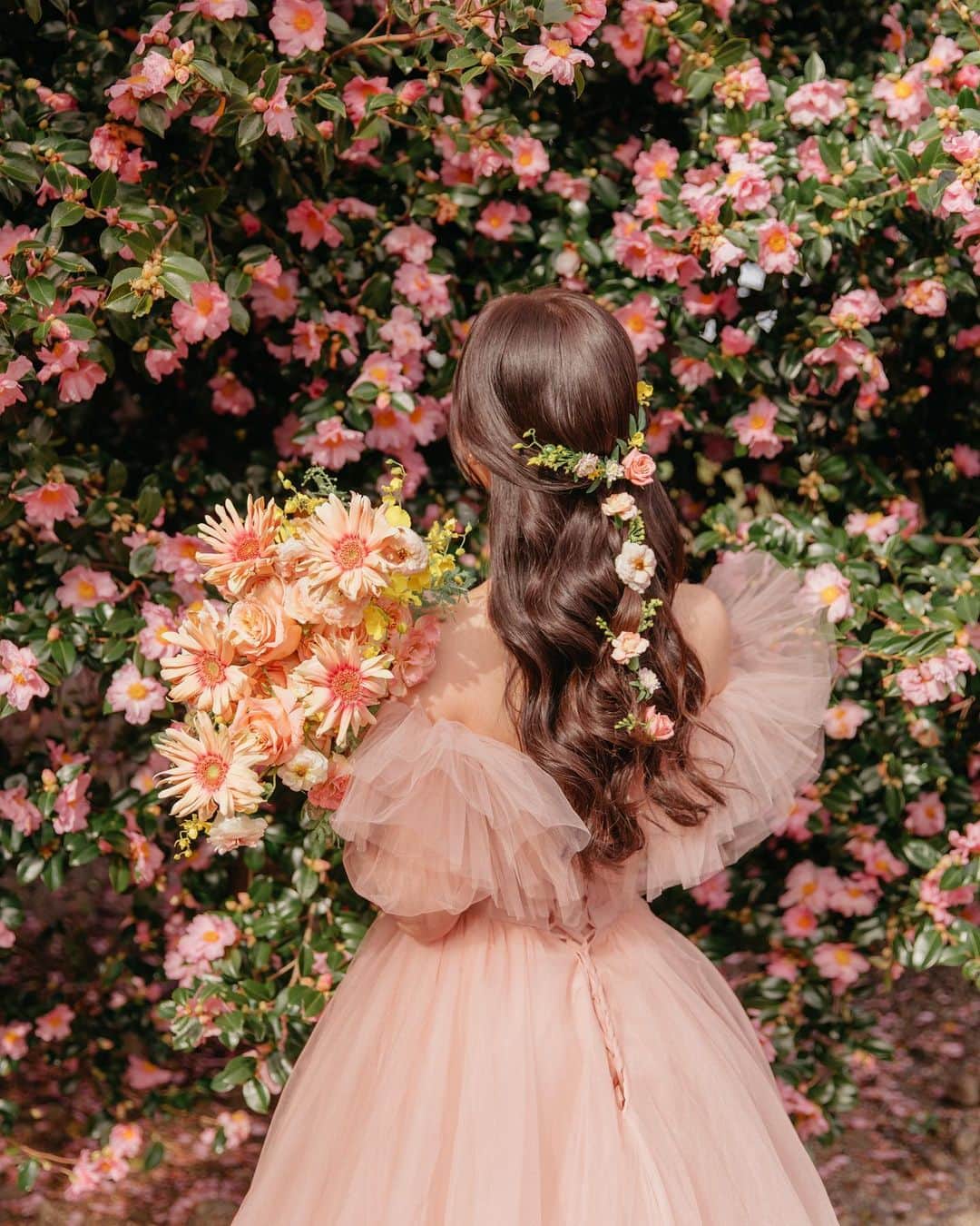 에테르 etherのインスタグラム：「• 유난히 짧았던 연핑크 동백🥹  #에테르의바다 @sea.of.ether  with #설레다메이크업 @seolleda  #빛물꽃 @happylucy_   /」