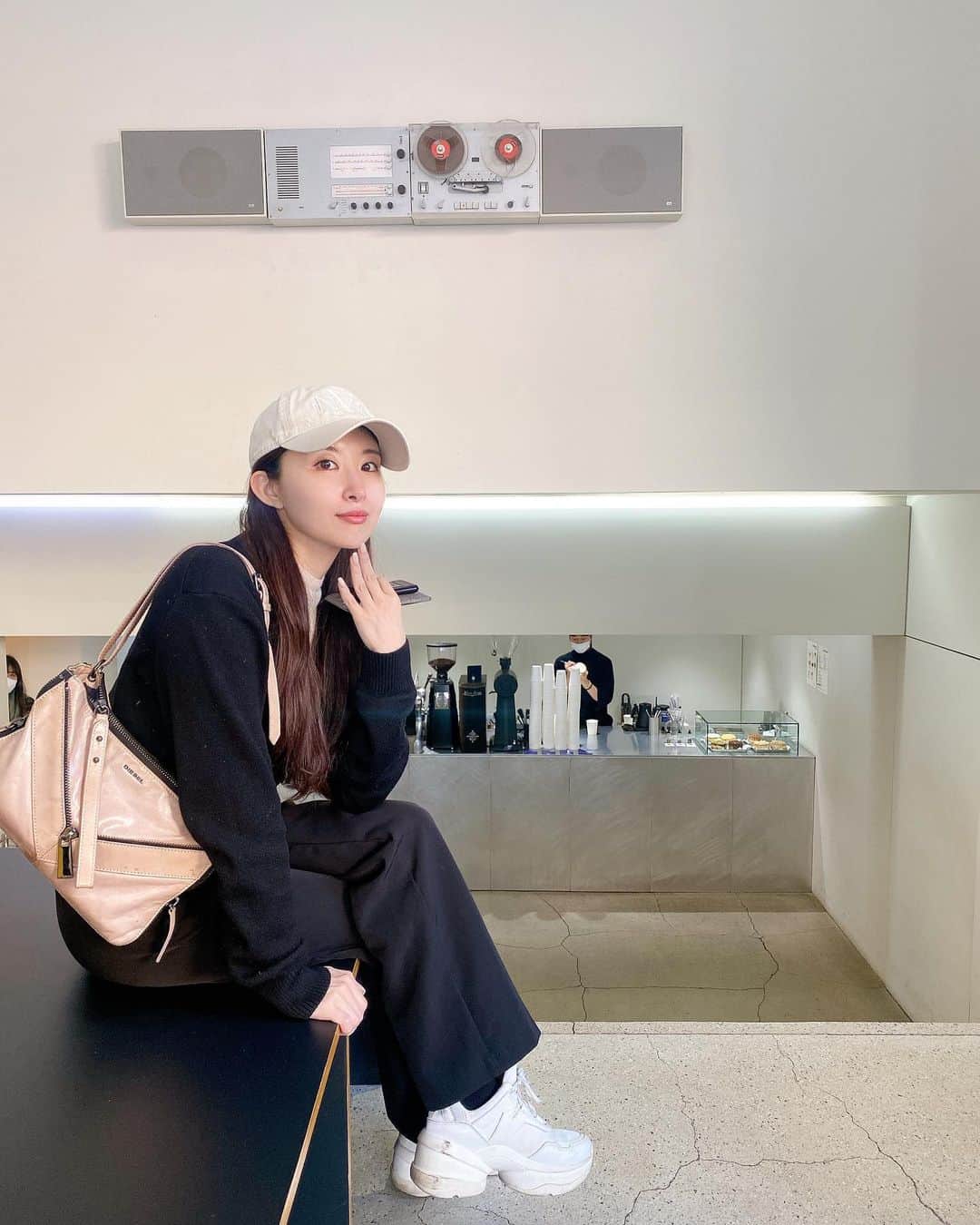 岩井ひかるのインスタグラム：「韓国🇰🇷仕事終わり 一睡もせず何も用意もせず ただただカフェインを求めてww  #wetcoffeeseoul  #韓国カフェ  #カロスキル  #wetcoffee #韓国ファッション #韓国旅行 #カロスキルカフェ　#韓国トレンド #koreatravel」