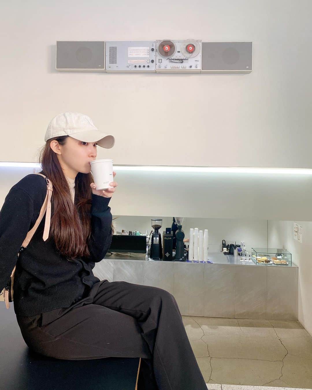 岩井ひかるさんのインスタグラム写真 - (岩井ひかるInstagram)「韓国🇰🇷仕事終わり 一睡もせず何も用意もせず ただただカフェインを求めてww  #wetcoffeeseoul  #韓国カフェ  #カロスキル  #wetcoffee #韓国ファッション #韓国旅行 #カロスキルカフェ　#韓国トレンド #koreatravel」1月18日 10時26分 - hikaruuu_i
