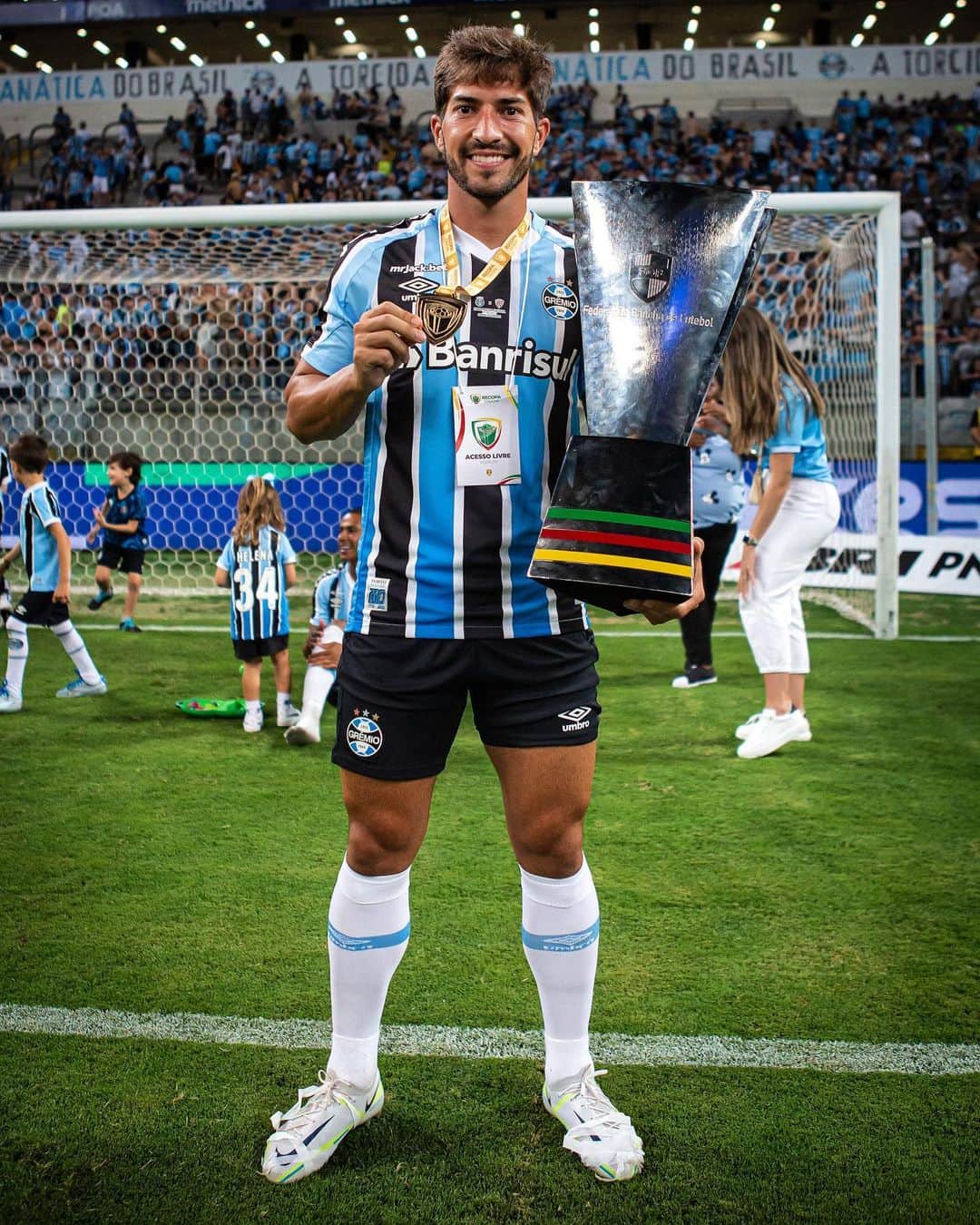 ルーカス・シウヴァ・ボルジェスのインスタグラム：「Pra começar bem a temporada Campeão Recopa Gaúcha 😃🥇🏆」