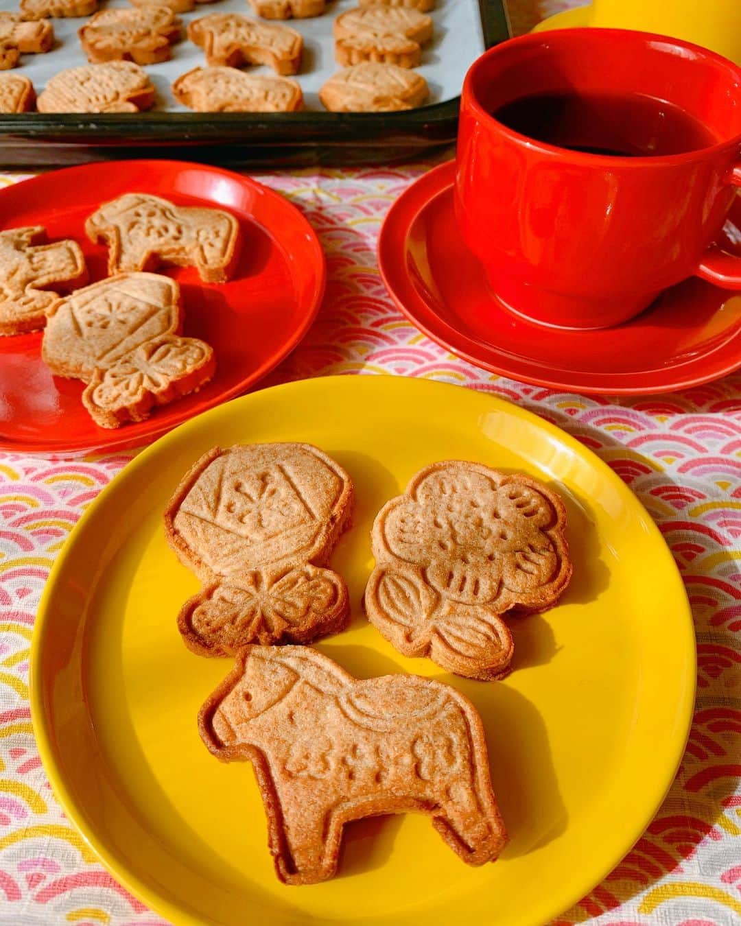 森崎友紀さんのインスタグラム写真 - (森崎友紀Instagram)「全粒粉のパンに飽きてきたので、全粒粉のクッキーを子供達と焼きました(^^) 香ばしくてなかなか美味しかったです。 我が家では、粘土遊び＝クッキー作りです笑。  #森崎友紀#料理#cooking#幼児食#子供のおやつ#クッキー作り#子供でも簡単#全粒粉クッキー#子供達とクッキング#粘土遊び」1月18日 11時19分 - morisakitchen