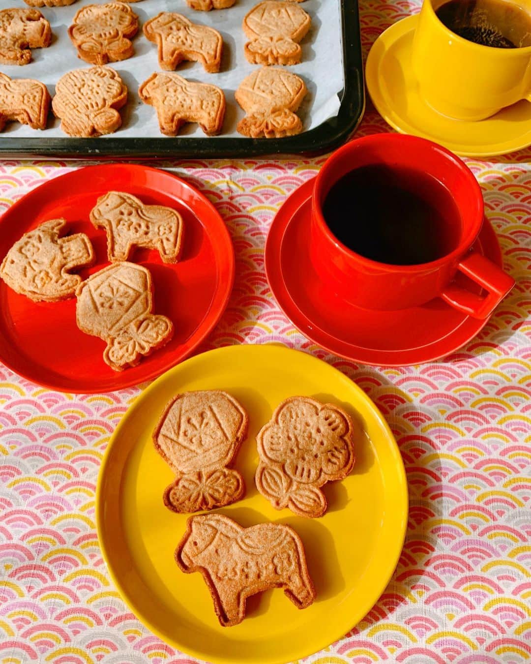 森崎友紀のインスタグラム：「全粒粉のパンに飽きてきたので、全粒粉のクッキーを子供達と焼きました(^^) 香ばしくてなかなか美味しかったです。 我が家では、粘土遊び＝クッキー作りです笑。  #森崎友紀#料理#cooking#幼児食#子供のおやつ#クッキー作り#子供でも簡単#全粒粉クッキー#子供達とクッキング#粘土遊び」