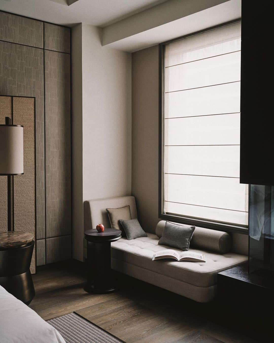 アリス・ガオのインスタグラム：「room vignettes and details @amannewyork. (swipe to the last frame for a little privacy mode 🛀🌝).  #amanresorts @aman」