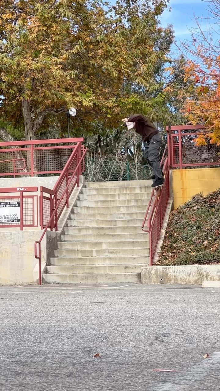 ジェイミー・フォイのインスタグラム：「@dickiesskate HONEYMOON '23 #deathwishskateboards #dickiesskate #nbnumeric #redbull #ccsskwte」