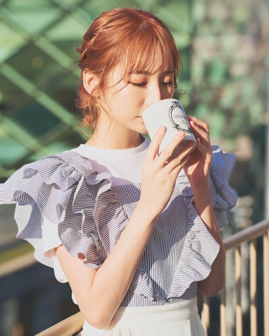 のインスタグラム：「. 🍓バレンタインにぴったりな🍓  --------------------------------- MISS ME BY CHALING @miss_me_by_chaling  × 双松桃子プロデュース"モテエプロン" --------------------------------- とにかくあざとくて可愛い 誰かに見せたくなるようなエプロンできました🍳  1月22日〜先行予約販売開始です🤍🤍🤍  ●ストライプ×ホワイト 大人可愛いデザインなってます！  3色展開でどれもどれも全部いい。。。。 お外にも着ていけるエプロンです🫶  #missmebychaling」