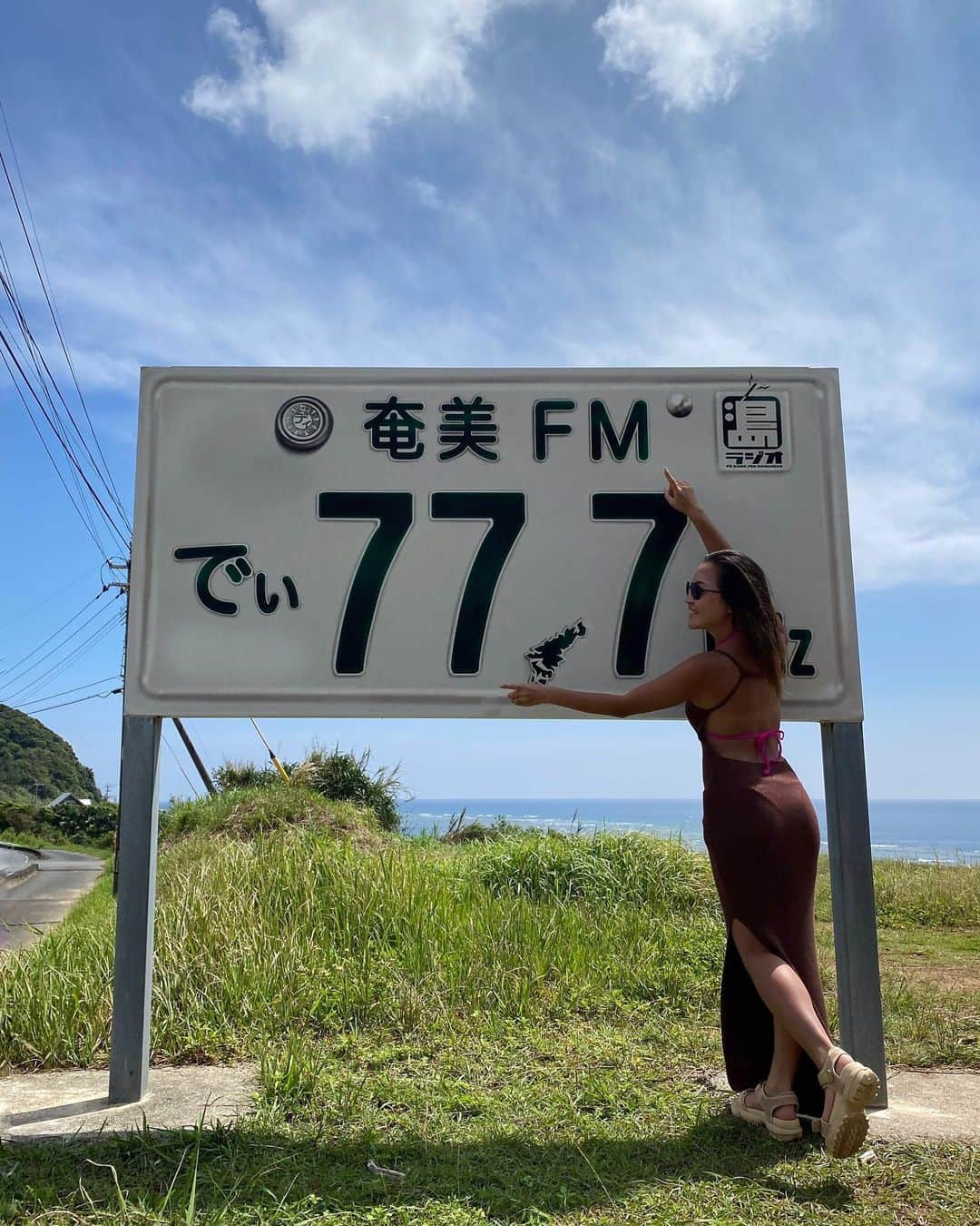 樋口千紗さんのインスタグラム写真 - (樋口千紗Instagram)「. 【奄美大島旅行記録】  これで一生終わらなかった奄美投稿も終了😇 奄美での最後のシュノーケリングは船越海岸で。  ここは、海面と珊瑚の距離近すぎて お腹ガッサーやられるかおもた🔪 ←分かる人には分かるよね？w  定番観光スポットである 「ハートロック」や「奄美FMでぃ77.7看板」も回って。  1週間奄美滞在して、毎日シュノーケリング🤿に 毎日ビール🍺で完全満喫できました！  今年もまた色んなところに行くよ〜🤟  #奄美大島 #奄美大島旅行 #奄美大島観光 #奄美大島観光スポット #奄美大島おすすめ #奄美旅行 #奄美大島おすすめスポット #旅行好き #旅行コーデ #パワースポット #絶景スポット #奄美大島絶景スポット #奄美 #japan #japantravel #travel #amami #amamioshima #ハートロック #奄美FMでぃ777看板 #船越海岸 #シュノーケリング #シュノーケル #snorkel #snorkelling」1月18日 12時10分 - chisa.higuchi