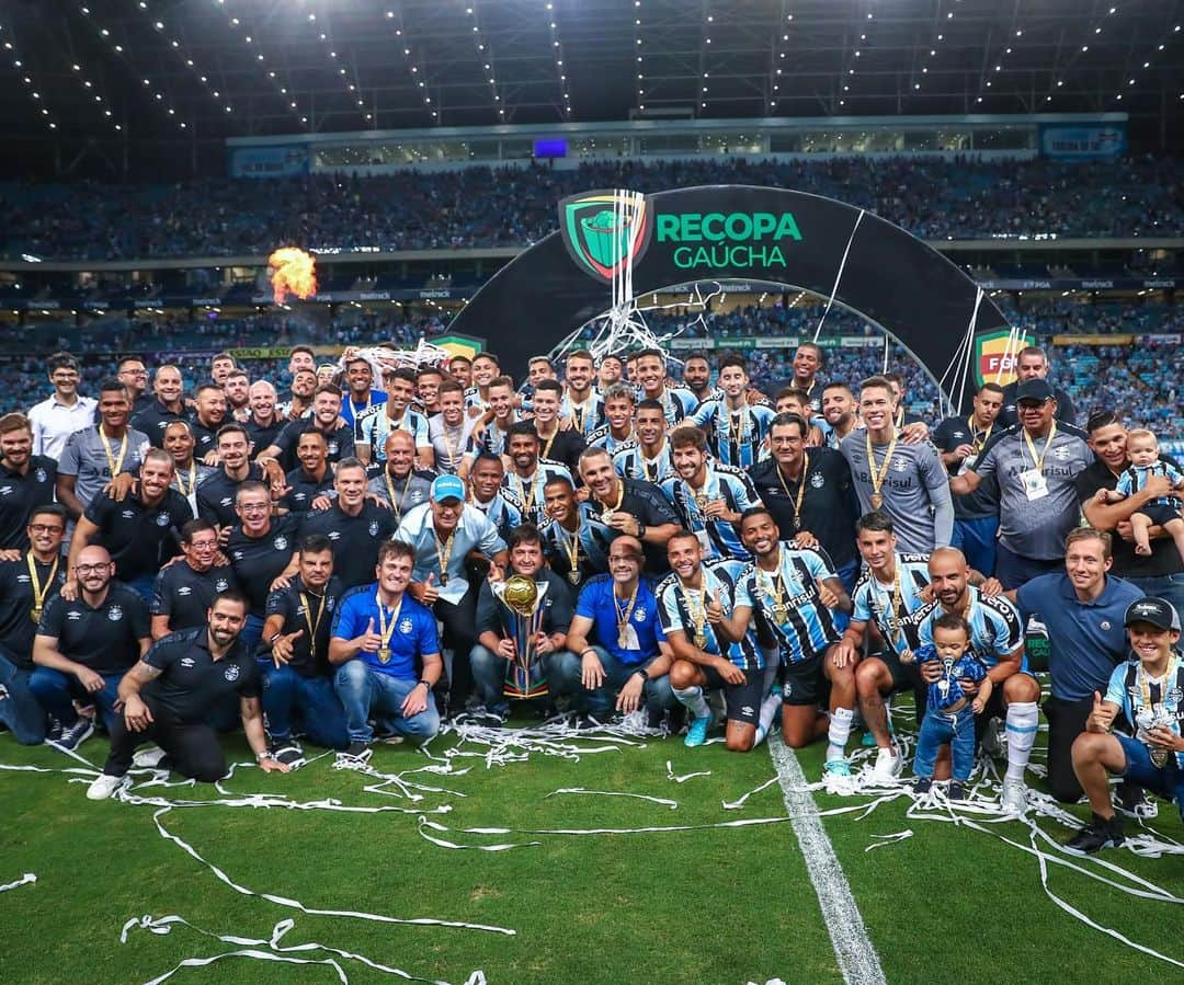 ブルーノ・ウビニのインスタグラム：「Começando o ano da maneira que esse clube e torcida gigantes merecem: com título da Recopa Gaúcha!!  A taça vem para coroar também, uma pré-temporada de muito esforço e sacrifício, feito por todos que fazem parte do dia a dia do clube.   Parabéns a todos! vamos por mais!! #Imortal 🏆🔵⚫️⚪️ @gremio」