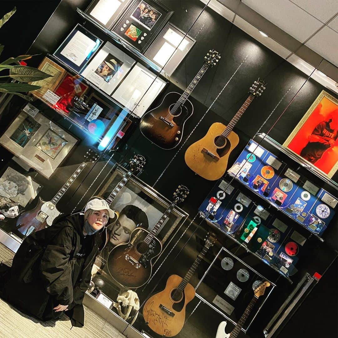 西沢幸奏のインスタグラム：「Surrounded by many collections...🎸」