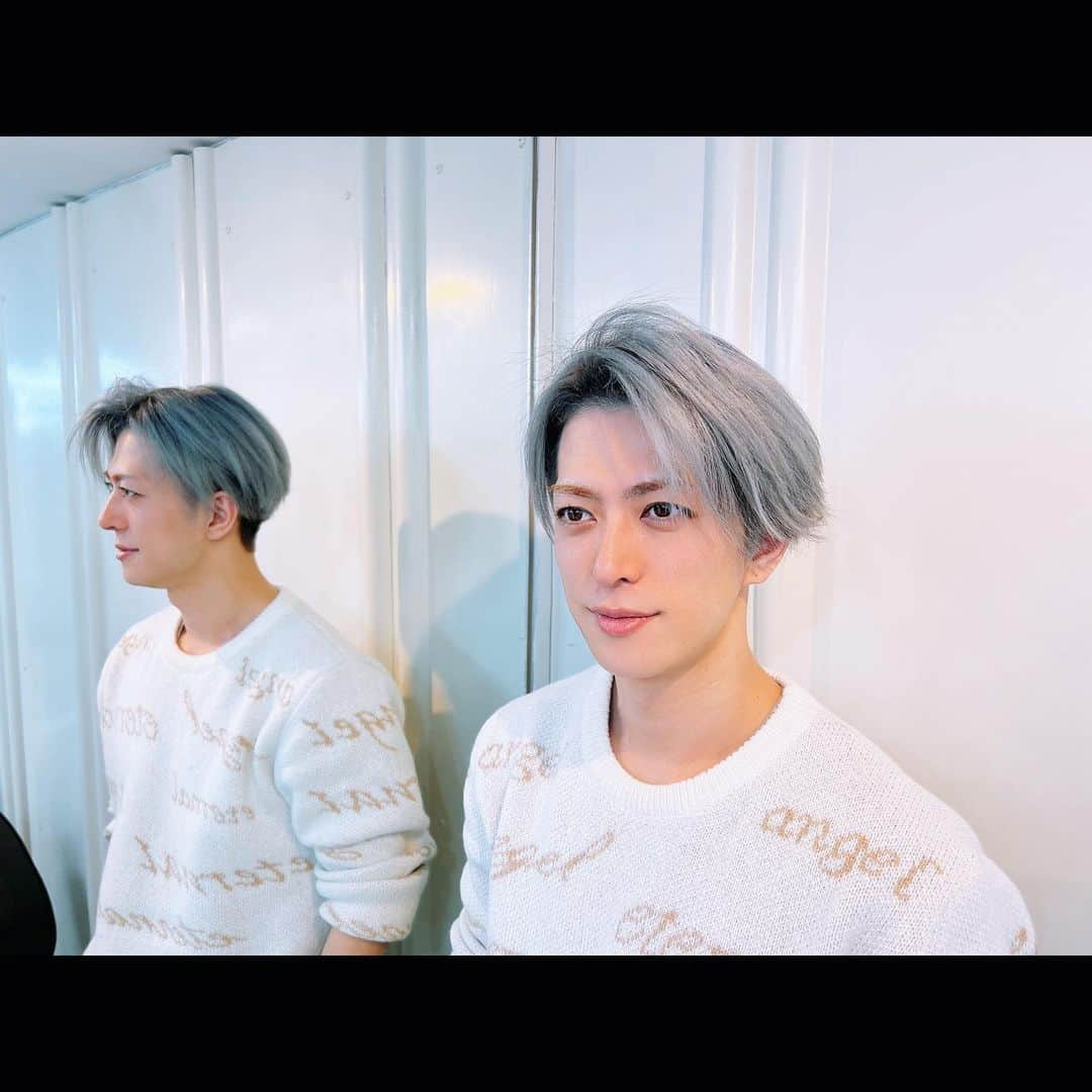 君沢ユウキのインスタグラム：「change hair color  look like KAKASHI?   #silver #gray #君沢ユウキ #yukikimisawa」