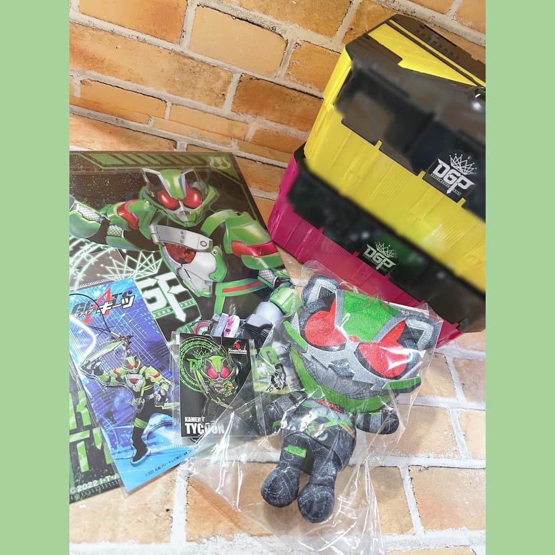進藤あまねのインスタグラム：「#ヲタねす 🌱🌱🌱  ライダーストアと通販で買ったミッションボックス✨️✨ アクスタが売り切れでゲットできなかった🥺 タイクーンぬい色んなところに連れてくぞ〜ﾉﾝ(ง ˙˘˙ )วﾉﾝ   #ねすぐらむ #仮面ライダーギーツ」