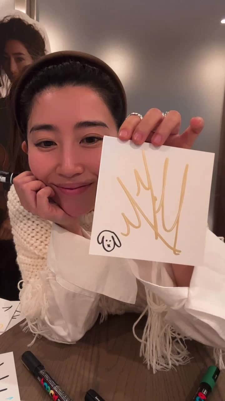 木嶋真優のインスタグラム：「20日13:30横浜みなとみらいホール Seasonsでお渡しするサイン入れ🖋 1日終わりにみなさんが付き合ってくださったから終わりました。 来てくださる方はよかったら受け取ってください☺️ 一枚だけぼぽがいます🍎 いかりスーパーのショッパーが 1番上手く書けた気がします。 (コンサート終わったら動画消します🙏)」