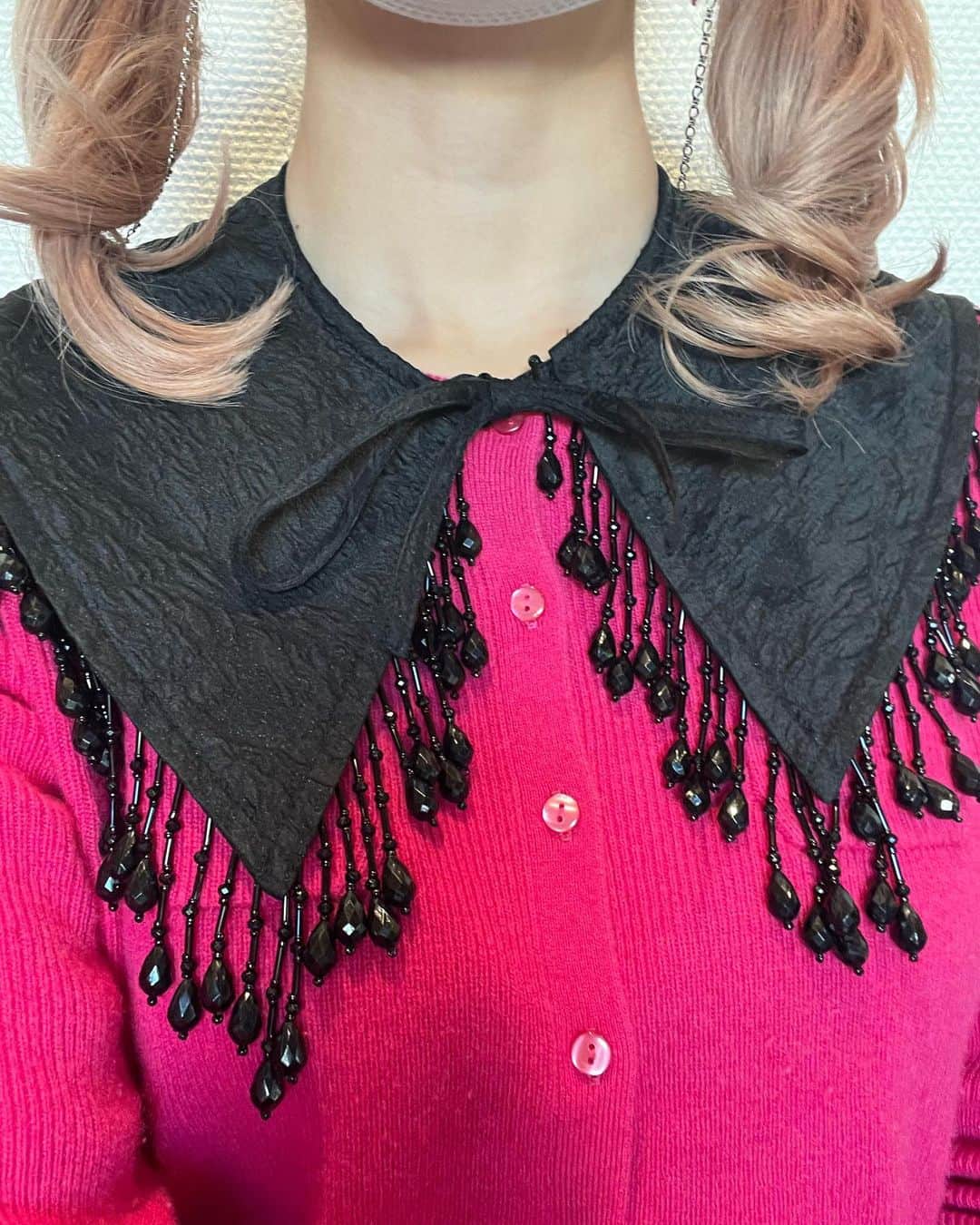 azのインスタグラム：「リトマスで買ったガニたんのジャラつけ襟と、髙島屋のピンクピンクカシミヤwithツインテ🦹‍♀️ピンクは可愛くてうるさくて黙らないから良い。  歳を重ねるにつれて、ファッションを含めた容姿に関する他人の評価とか意見とか、より一層どうでも良くなってきてるから、今が一番楽しい。あるのは、今日はいつもより素敵か不調かの、自己評価のみ。おれの物差しはおれだけに使うためにあるんだょ📏  最後の写真は24歳のわたし。スタイラー2年目とか？なにしてたのかな？？？昔からそうだけど、この頃は人の目や評価を気にして気にして、それを気にしないふりをして強がっていた。人生挫折した（笑）自分が本当に情けなくて嫌だった。  でもあの時どん底に落ちたからこそ今があるし、なんとまあ薄っぺらい言葉になってしまうけど、過去の全てが今に繋がっているから、とりあえずそこそこには頑張ってきてよかったなと。  靴は大好きフェラガモちゃん。ポップアップストアの設営に履いていったら（なんで）ショーウィンドウに思っきしぶつけてちょっとリボン剥がれたけど、接着剤で付け直したよ。高い買い物ではあるんだが、まぁ靴なので消耗品ではありますよね、というくらいの気持ちで身につけないと、モノの価値は花開かないのだった。そういうことが受け入れられるお年頃になりました🙄💓  #ganni #gannigirls #つけ襟 #ガニー #カシミヤ #takashimaya #ferragamo #ferragamovara #フェラガモ」