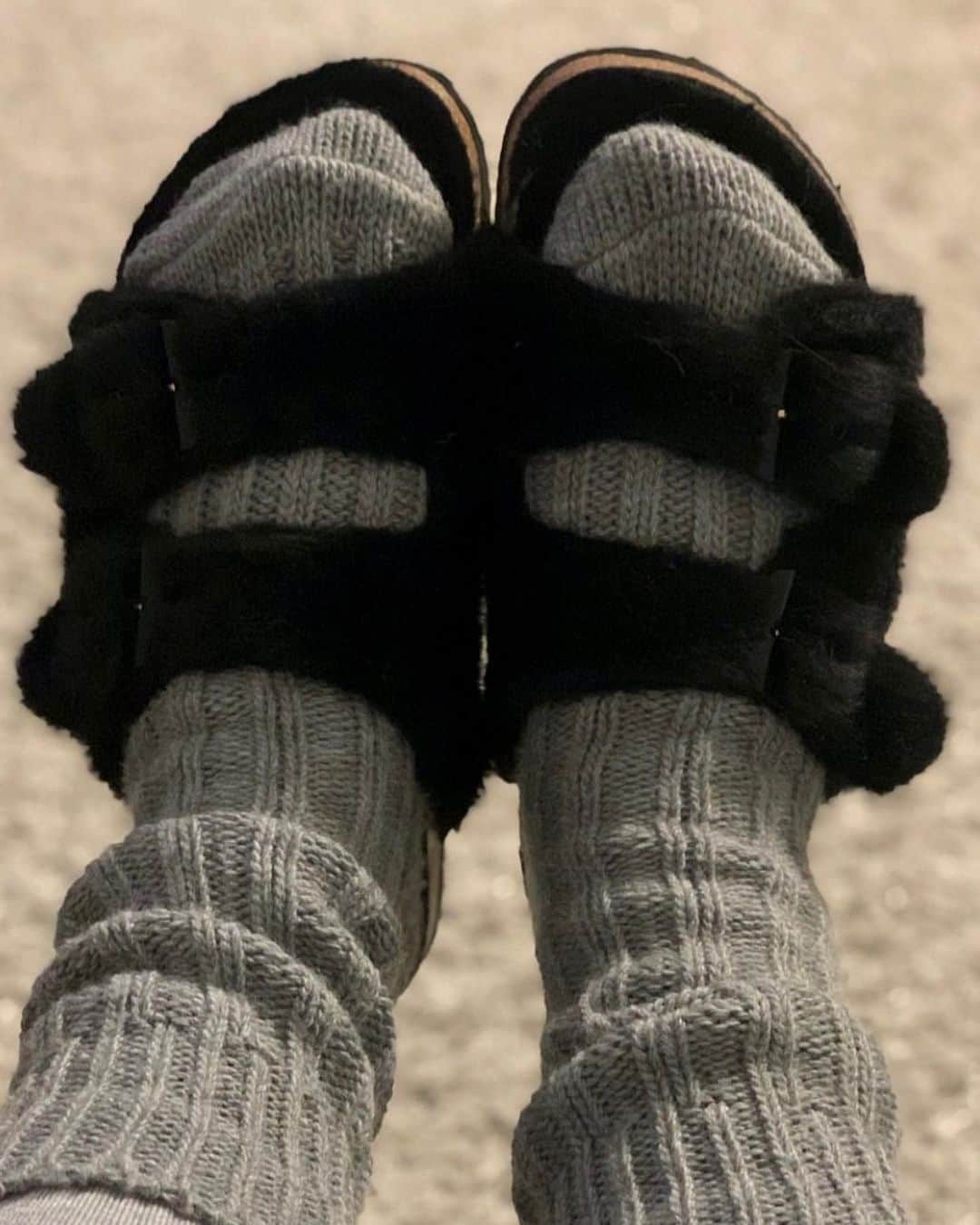 井出レイコのインスタグラム：「.  _________🏩 🏢🥀_________  ROOM  ____ Style ____ 🖤🖤🖤🖤🖤  昔からソックス合わせ🧦すき🤍🤍🤍 靴下🧦コレクション♡♡  .」