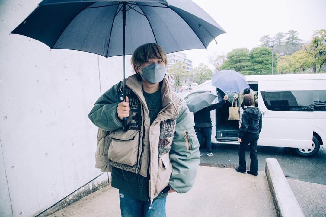 石原慎也のインスタグラム：「ワンマンツアー"in your life"初日 島根公演1日目  オフショット  photo by 日吉"JP"純平 @junpeihiyoshi」