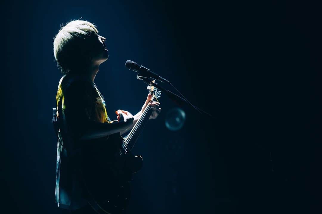 石原慎也のインスタグラム：「ワンマンツアー"in your life"初日 島根公演1日目  1日目からワンマンツアー楽しかったです。父と母が初めて観に来てくれたんだけど、言葉に出来ない感情になって結果的に「親族が来ている」とよくわからないMCをしてしまいました。好きピヨ！(は？)  photo by 日吉"JP"純平 @junpeihiyoshi   My parents came to see our show for the first time. I was half happy and half embarrassed. It was a great day from the very first day!」