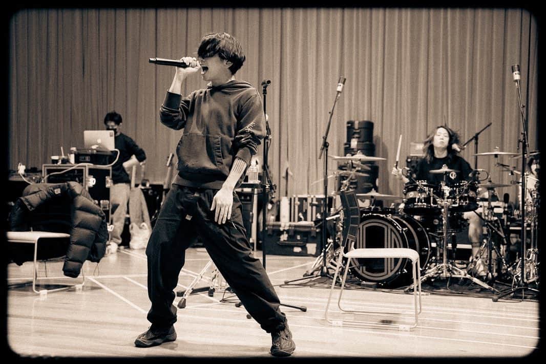 Taka のインスタグラム：「マジこんなにライブ前に追い込まれたのはじめて。苦笑 でもそれだけみんなに会えるのが楽しみで幸せって事。気分は初恋の人に会う10日前です。。 ドームツアーよろしくお願いします🤲🏻  あっ。もう少しでお知らせあるよ。😏 @ruihashimoto」