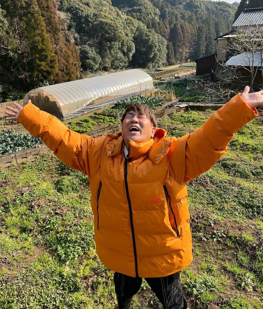 藤本敏史のインスタグラム：「映えるように撮ってもらった。 撮影者　宮川大輔 30年以上の付き合い。当時から何も変わってへん。」