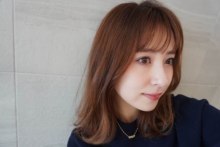 衛藤美彩のインスタグラム：「⁡ ⁡ ⁡ 前髪カット💇‍♀️ マジックカーラー32mmで巻いてちょうどいいくらいに。 毛先も32mmで外巻きにして顔周りだけリバース巻き。 オイルを軽くつけて、セルフヘアセットも簡単。 今、前髪は短めで後ろはロングに伸ばし中です✨ ⁡ もう8年以上ずっと私の髪をケアしてくれてる @shingo_kawada さん🫰🏻🤍 ⁡」