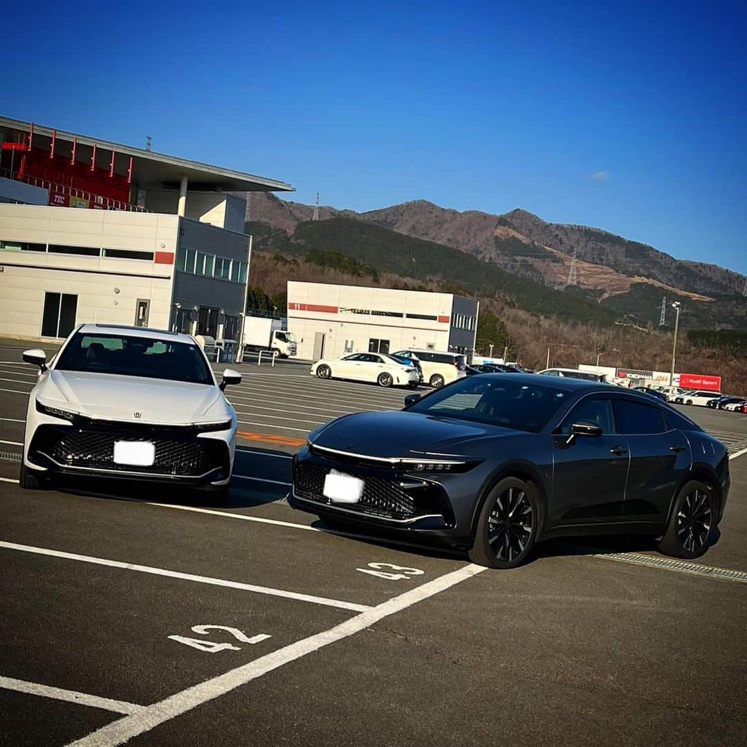 大嶋和也のインスタグラム：「ヤマケンのクラウンと！ 今日が今年初サーキット走行でした！  #KINTO#キント#クルマのサブスク#PR#toyotagazooracing#TOYOTA」