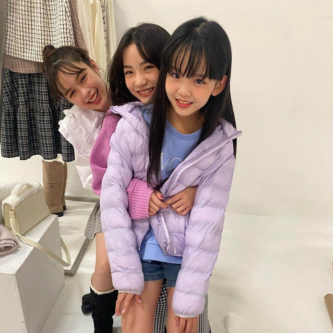ニコ☆プチのインスタグラム：「🥰🫶🏻💖  撮影中に仲よしこよしな3人を発見👀✨ 2月号「スターコンビの新モプロデュース」 のオフショットだよ🌟 スターコンビの2人に、リサはちょっぴりキンチョー？！ 気味😹💓  2月号の新モプロデュース企画、ぜひチェックしてね😆💞  #ニコプチ #ニコプチモデル #小学校ファッション #星乃あんな #星名ハルハ #09 #jc1 #新井葵来 #11 #js5  #山腰理紗 #12 #js4」
