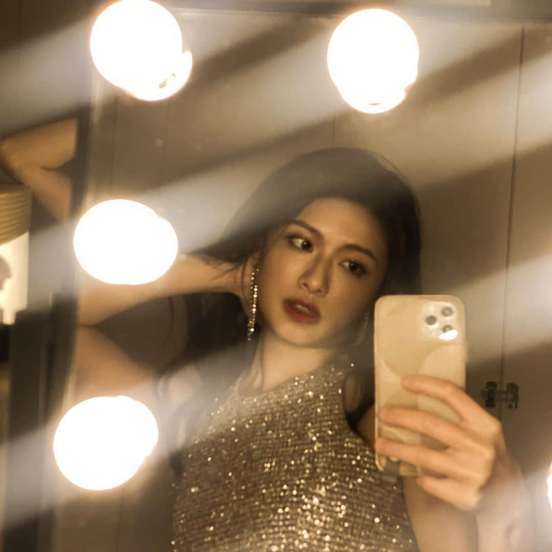 のインスタグラム：「不是大亨小傳 是紙醉金迷風 自己有點喜歡🤎  🥂✨🪞」