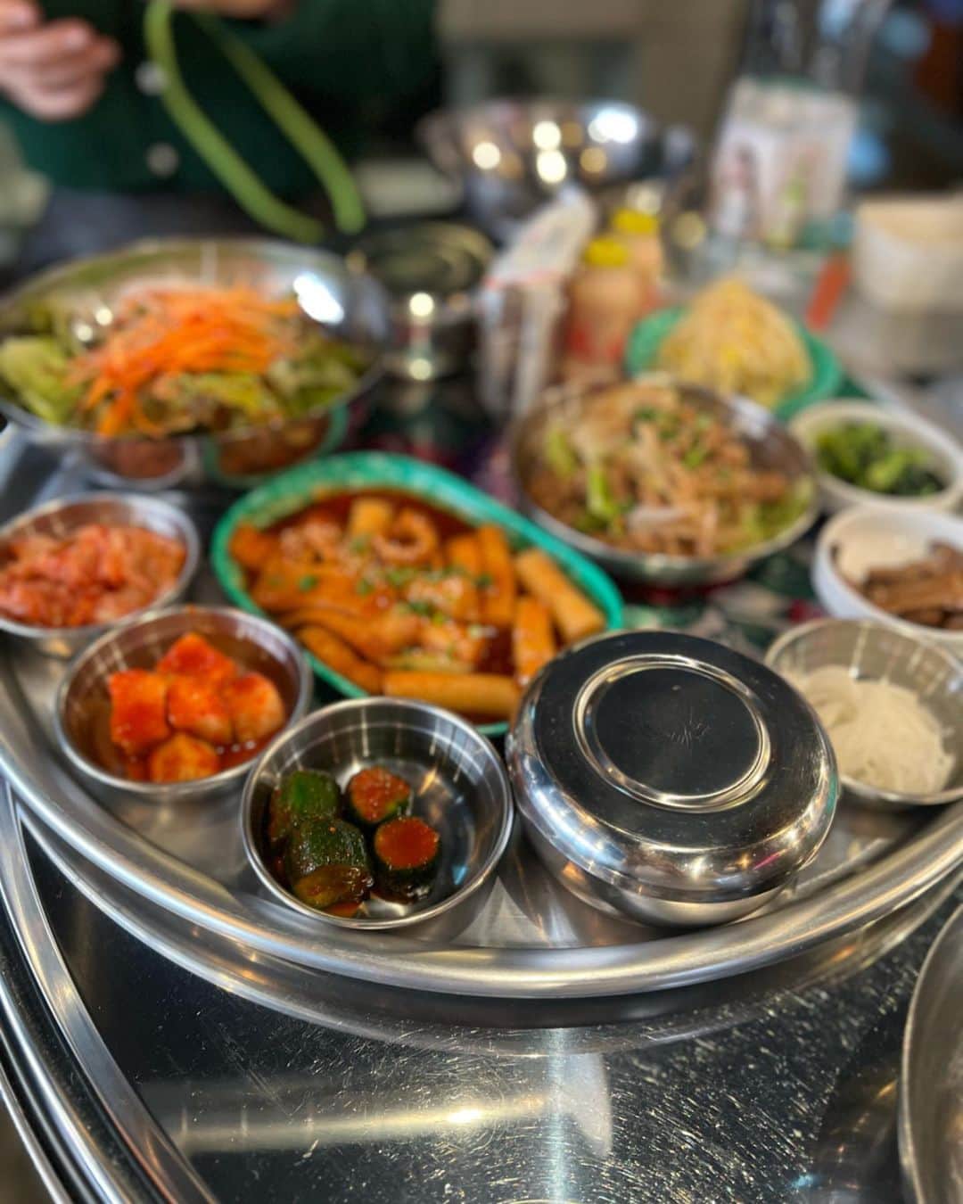 吉村美紀さんのインスタグラム写真 - (吉村美紀Instagram)「@maeyuka ちゃんと。 恵比寿にあるモナミ食堂でランチ！ 色々な食材を自分でアレンジしてビビンバにして食べました。 美味しかった〜 まるで韓国に旅行にきた気分！ なぜかお盆の上にヤクルトが乗ってるのがおもしろかった^_^  #恵比寿ランチ #モナミ食堂 #韓国」1月18日 17時01分 - lespros_miki