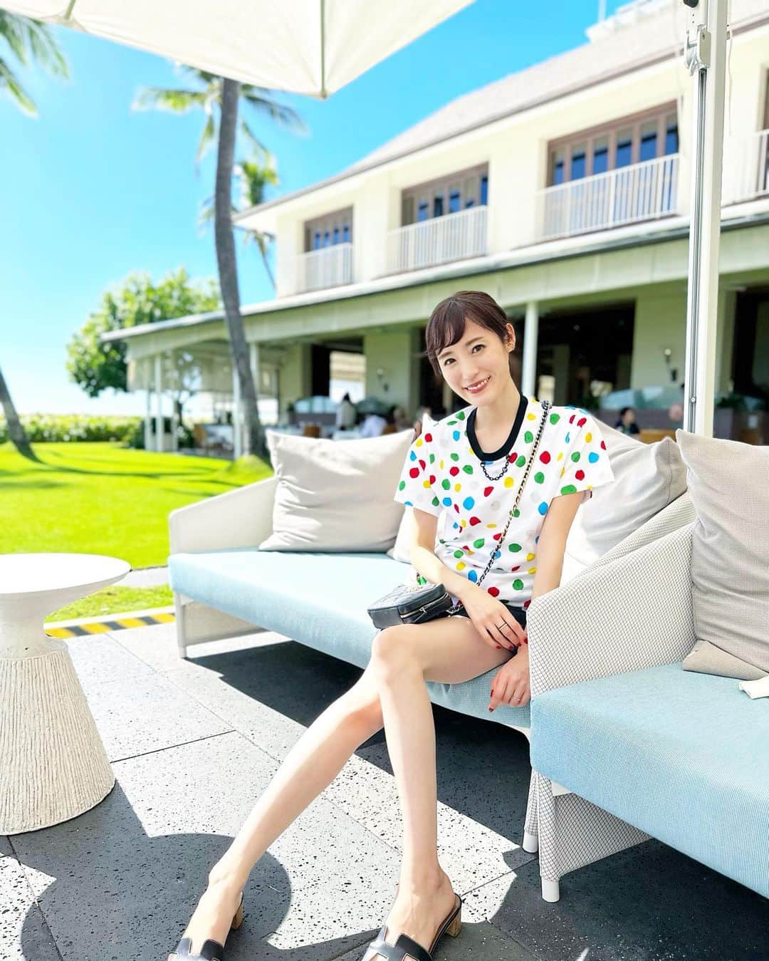 小林真由のインスタグラム：「ハレクラニでlunch。 テラスが最高に気持ち良くて、ずっといたいほど.. タロイモパンが美味しかった♡ ⁡ ⁡ tops: #lvxyayoikusama  ⁡ ツイスターゲームみたい🧔🏼‍♂️😆！ と道端で目をキラキラさせながら話しかけてもらい、確かにー！と納得😂 そう思いながら見るとじわじわきます🥹 ⁡ ⁡ ⁡ #ファッション #コーデ #ママコーデ #女の子ママ #男の子ママ #ママライフ #コーディネート #４歳 #２歳 #ベビー #二人育児 #子連れ旅行 #旅行 #ハワイ旅行 #ハワイ #ハレクラニ #ルイヴィトン #草間彌生 #hawaii」