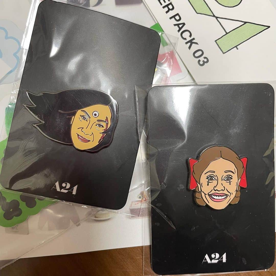 小森高博のインスタグラム：「またA24のピンズを買っちゃったよ。 エヴリンとパール。 頭おかしいのが増えた。」