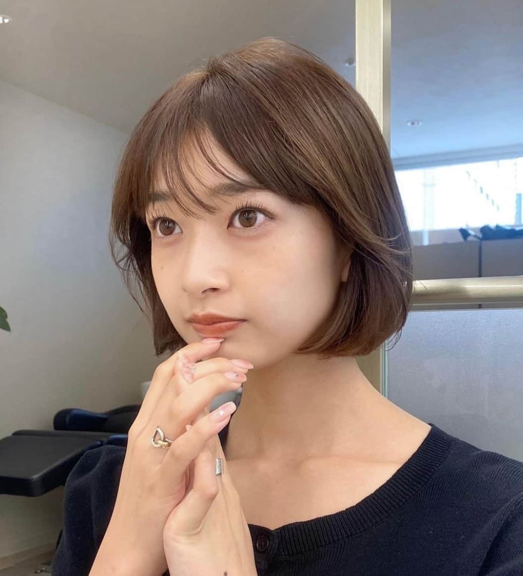 楽天ビューティさんのインスタグラム写真 - (楽天ビューティInstagram)「ヘアスタイル紹介 ✂︎... 韓国っぽタッセルボブ🤍 by @yume0125 さん  お顔周りのカットを施した タッセルボブ✨  カラーはオリーブベージュにすることで 落ち着いた、大人なおしゃれさんに🫒🤍  @yume0125 さん、 ご協力いただきありがとうございました🤍  --------ヘアスタイル投稿 募集中--------  皆さまの素敵なヘアスタイルを募集中🤍  #rakuten_beauty をタグ付けいただいた ヘアスタイルの中から担当者がピックアップして ご紹介させていただきます。 ぜひご投稿ください✨  ------------------------------------  ●毎月開催！楽天ポイントが当たるキャンペーン  ネット予約・施術完了＋エントリーで 毎月楽天ポイントが当たります💕  今月は豪華なポイント数！  1位　2万ポイント（5名）🤗 2位　1万ポイント（5名）😆  この楽天ポイントは楽天市場で使えるから 高品質ドライヤーやコスメも買えちゃう！  また、コンビニやドラッグストアでも 使えますよ🤍  次回予約の足しにするのも良いかも✨  　▼条件詳細はこちらから 　https://beauty.rakuten.co.jp/cnt/topics/campaign/present/ 　（もしくは、プロフィール欄のリンクツリーから飛べます🤍）  ご応募お待ちしています💕  ------------------------------------  #オリーブベージュ #オリーブグレージュ #タッセルボブ #韓国風 #韓国っぽ #大人かわいい #切りっぱなしボブ #韓国ヘア #韓国スタイル #韓国ボブ #韓国女子 #顔まわりカット #ボブアレンジ #ボブスタイル #ヘアサロンモデル #ヘアカラー #サロモ #大人ヘア #ミディアムスタイル #波巻き #美容室 #ヘアサロン #楽天ビューティ #ポイ活 #楽天ポイント」1月18日 17時30分 - rakutenbeauty