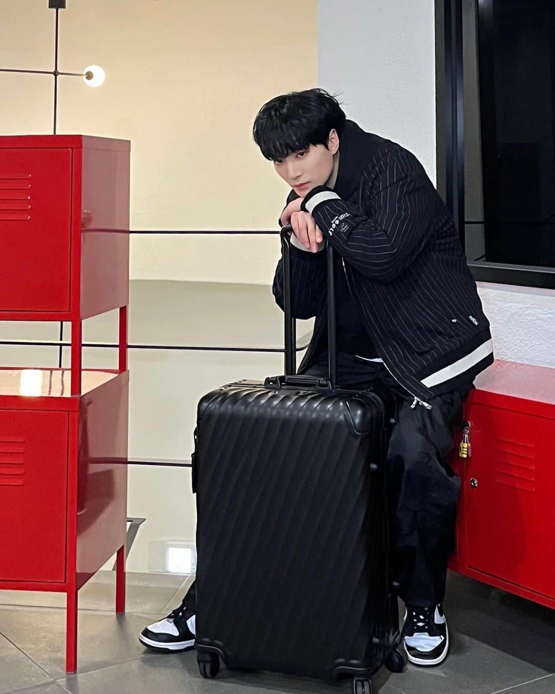 JR さんのインスタグラム写真 - (JR Instagram)「#AD #TUMI #TUMIKR #TUMI19D 여행은 올블랙🖤」1月18日 17時32分 - __jonghyeon